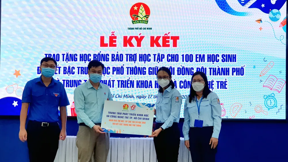 Trao tặng học bổng bảo trợ học tập cho 100 học sinh đến hết bậc trung học phổ thông 