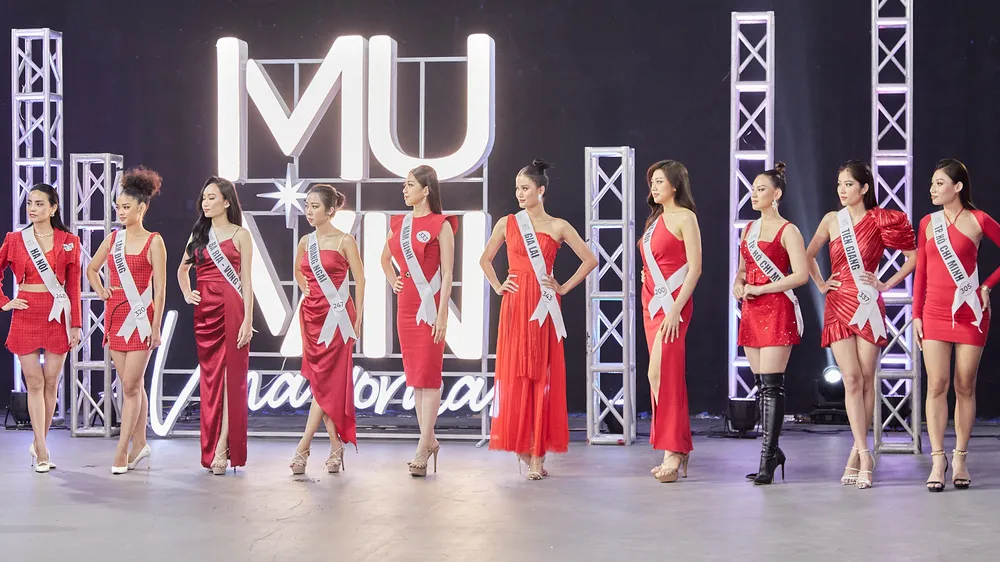 Top 63 Hoa hậu Hoàn vũ Việt Nam 2022 tỏa sáng với màn tranh biện chứng minh sức mạnh lãnh đạo