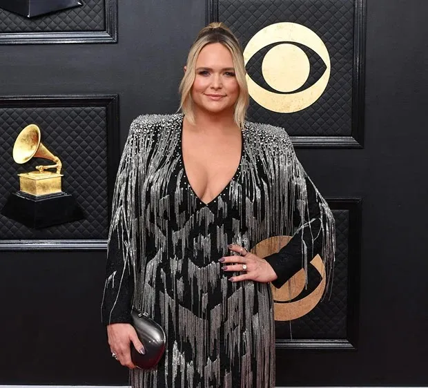 Miranda Lambert "diện" thiết kế của Lê Thanh Hòa trên thảm đỏ Grammy 