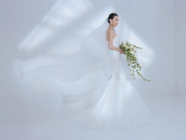 Hoa hậu Trái đất 2018 Phương Khánh với mốt áo cưới crop top của NTK Nguyễn Minh Công 