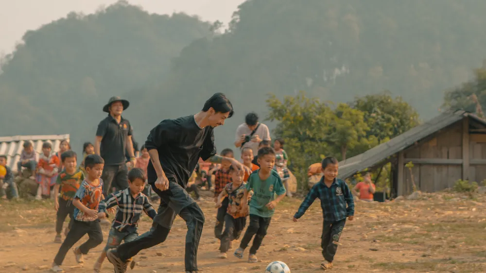 Đen ra mắt MV mới, dành tặng toàn bộ doanh thu cho dự án xây trường và nuôi các em nhỏ