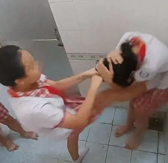Podcast bản tin tối 28-9: Cơ quan điều tra vào cuộc vụ nữ sinh đánh nhau trong nhà vệ sinh; Giáo viên lùi ô tô gây tai nạn, 1 học sinh tử vong