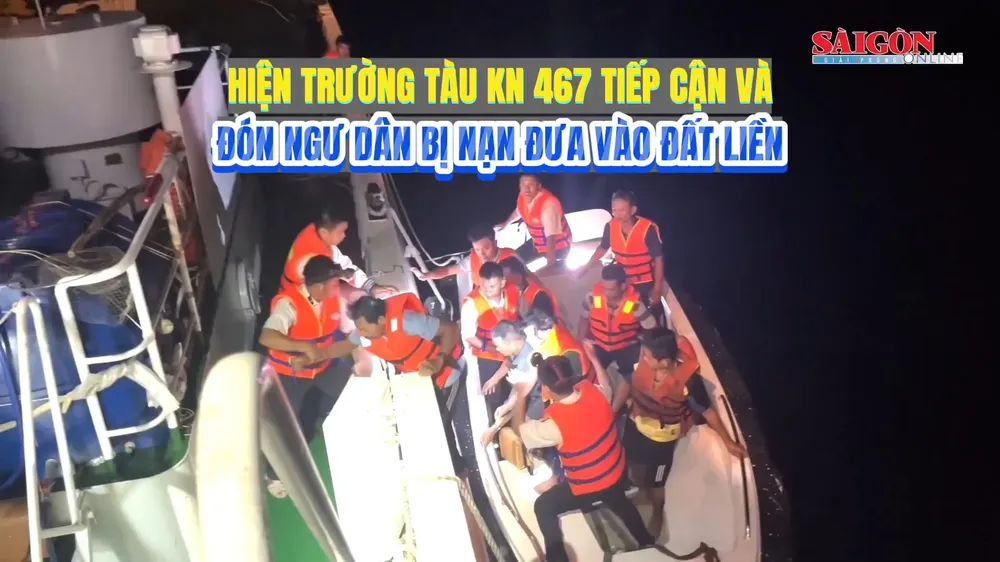 Hiện trường tàu KN 467 tiếp cận và đón ngư dân bị nạn để đưa vào đất liền