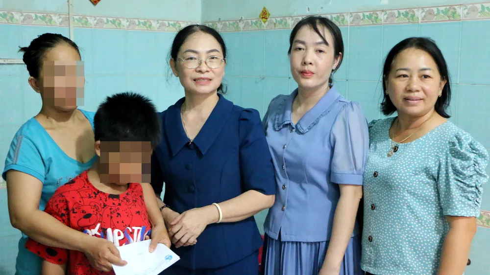 Podcast bản tin trưa 16-3: Trao tiền hỗ trợ cháu bé 9 tuổi bị bạo hành; Bắt 7 đối tượng xâm hại tình dục bé gái 15 tuổi