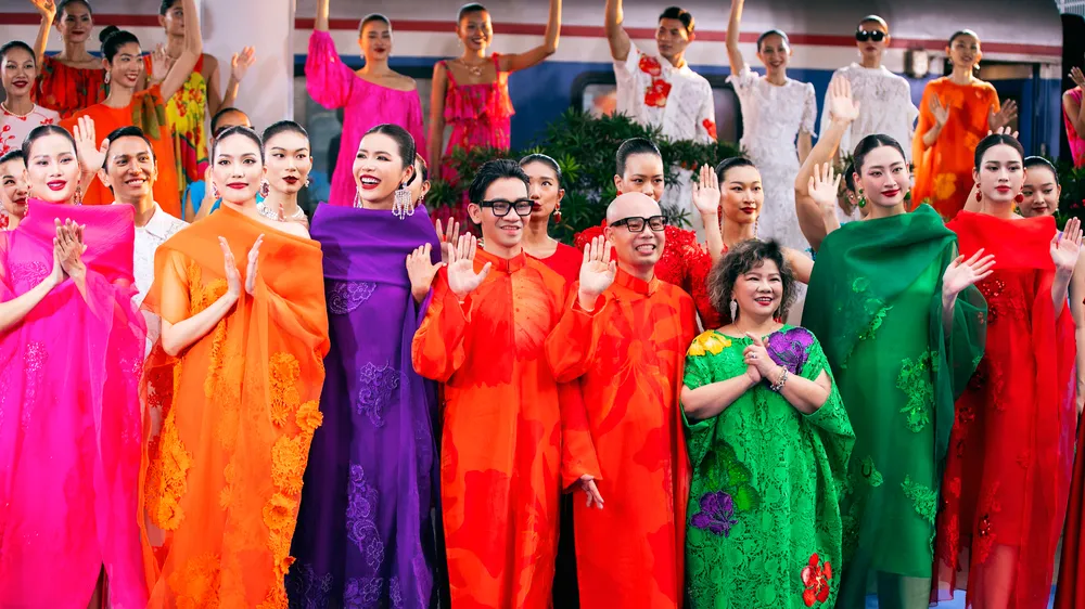 Tràn ngập sắc cam và đen trong show "Thanh xuân" từ bộ đôi "phù thủy sắc màu" 