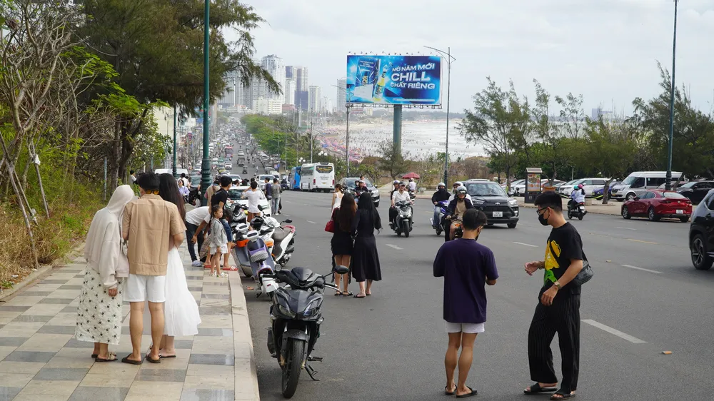 Podcast bản tin trưa 23-2: Vũng Tàu: Nguy cơ tai nạn giao thông khi dừng chụp ảnh trên dốc; Nghi phạm cướp tiền ở cửa hàng điện máy là sinh viên