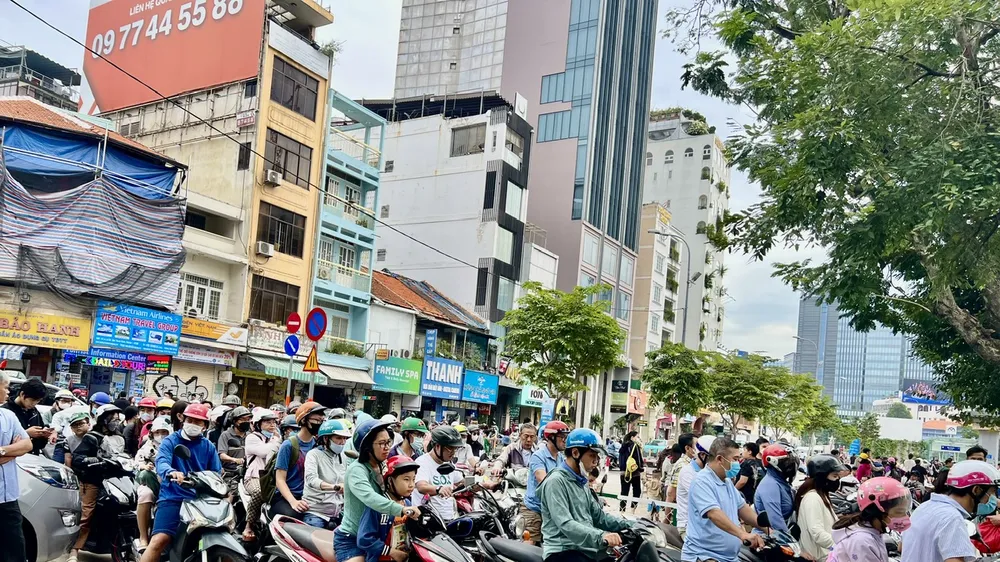 Podcast bản tin tối 26-4: Những điểm giữ xe ở trung tâm TPHCM phục vụ người dân dự lễ 30-4; Nguyên nhân xe khách bị lật ở đèo Tam Đảo