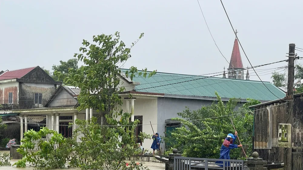 Podcast bản tin tối 14-6: Ít nhất 5 người tử vong do mưa lũ ở Huế và Quảng Trị; Bộ đội Biên phòng hỗ trợ người dân khắc phục hậu quả dông lốc ở A Lưới (Huế)