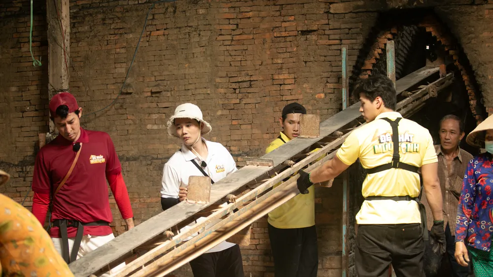 Dàn cast "Đệ nhất mưu sinh" chịu khó kiếm 40 đồng trên từng viên gạch 