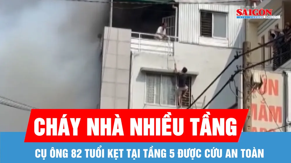 TPHCM: Cháy nhà nhiều tầng, cụ ông 82 tuổi kẹt tại tầng 5 được cứu an toàn