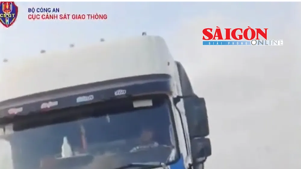 Ngày 15-5, Trung tá Hoàng Thế Anh, Trạm trưởng Trạm CSGT Ninh Hòa, Phòng CSGT Công an tỉnh Khánh Hòa cho biết, đơn vị đã lập biên bản xử lý đối với một tài xế (26 tuổi, trú xã Vân Hòa, tỉnh Đắk Lắk) về nhiều hành vi vi phạm trật tự an toàn giao thông