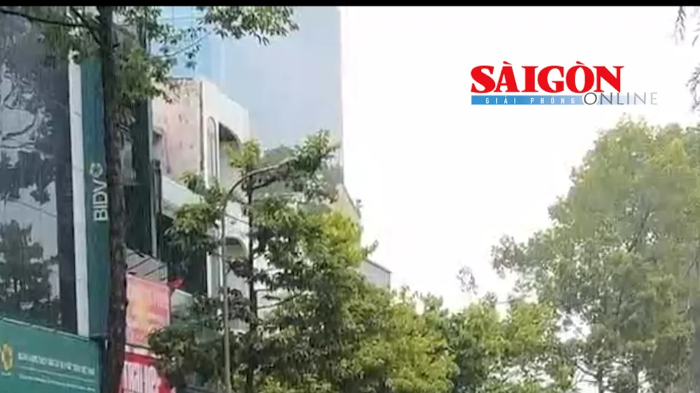 Chiều 18-5, cơn mưa lớn kéo dài trên diện rộng tại TPHCM đã khiến nhiều tuyến đường rơi vào tình trạng ùn ứ giao thông, ngập nước cục bộ, người dân di chuyển khó khăn trong giờ tan tầm.