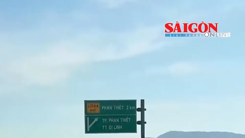 Sáng 15-6, một xe tải chở trái cây di chuyển trên đường cao tốc Vĩnh Hảo - Phan Thiết, theo hướng Nam - Bắc, bất ngờ gặp sự cố nghi nổ lốp, khiến xe mất lái và lật nghiêng, nằm chắn ngang mặt đường.