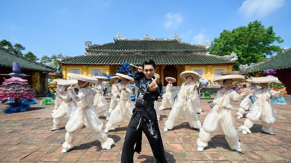 Mono ra mắt MV "Công tử văn thơ"