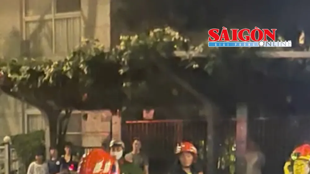Đám cháy bùng phát tại một căn hộ, làm vỡ kính cửa sổ, khói đen dày đặc tại một chung cư ở TPHCM
