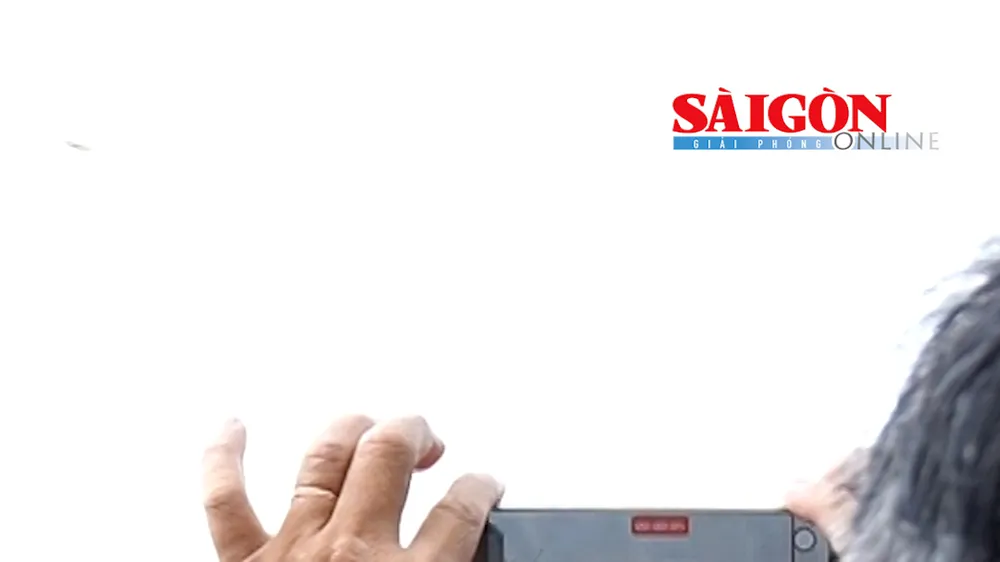 Người dân TPHCM phấn khởi, “đội mưa” đón khoảnh khắc vòm cầu thép 3.400 tấn cập Bến Bạch Đằng