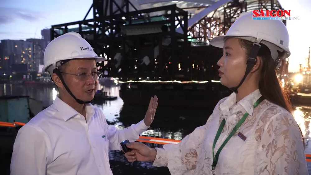 Trước giờ hợp long cầu đi bộ qua sông Sài Gòn: Kỹ sư, công nhân khẩn trương thực hiện tháo neo, xoay sà lan 