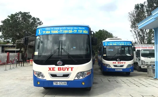 Hàng chục tài xế xe buýt lãn công đòi quyền lợi