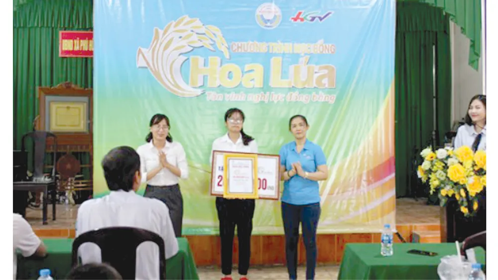 Đại diện Công ty TNHH MTV XSKT Hậu Giang trao học bổng đến em Huỳnh Thị Châu Đoan