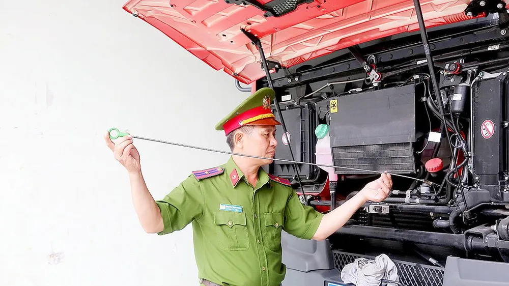 Thiếu tá Nguyễn Văn Phương kiểm tra, bảo dưỡng phương tiện vào ca trực của mình