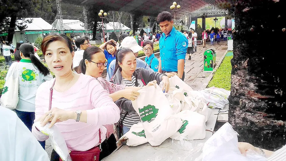 Không dùng túi ni lông khó phân hủy
