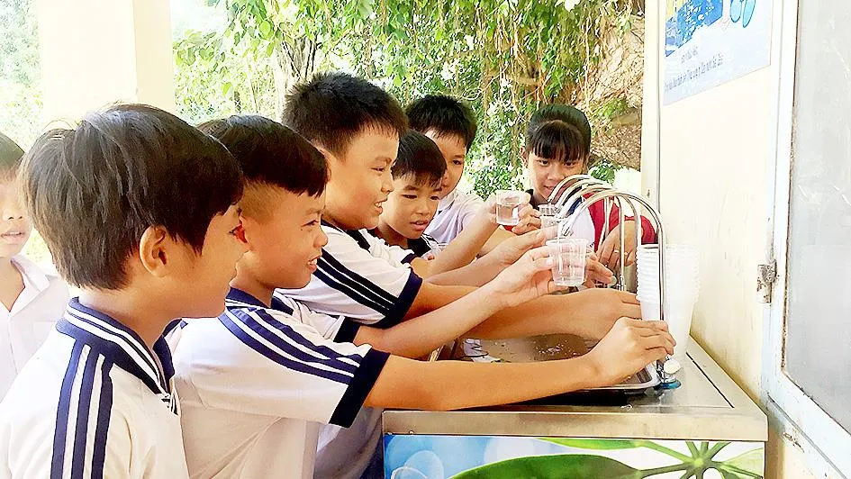 Học sinh vùng biên giới có trụ nước uống tại vòi
