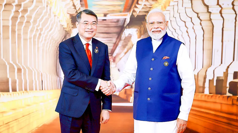 Thủ tướng Ấn Độ Narendra Modi đón Thủ tướng Lê Minh Hưng tham dự Hội nghị thượng đỉnh BRICS lần thứ 18. Ảnh: TTXVN