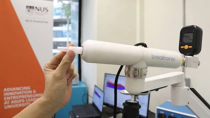 Được phát triển bởi công ty khởi nghiệp Breathonix của NUS, hệ thống xét nghiệm hơi thở sử dụng ống ngậm dùng một lần để ngăn ngừa lây nhiễm chéo và có thể phát hiện COVID-19 trong vòng chưa đầy một phút. 