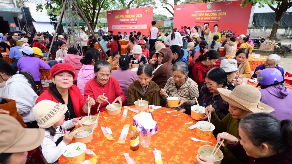 Người dân xã Hòa Thịnh thưởng thức những tô phở yêu thương thơm ngon (Nguồn báo Tuổi Trẻ)