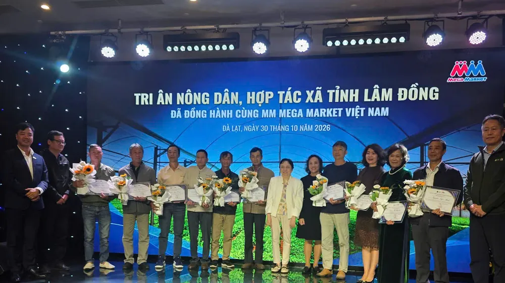 Đại biểu Quốc hội, Giám đốc Sở An toàn thực phẩm TPHCM Phạm Khánh Phong Lan cùng Tổng Giám đốc MMVN Nguyễn Đức Toàn trao phần thưởng cho các hộ nông dân tham gia chương trình.