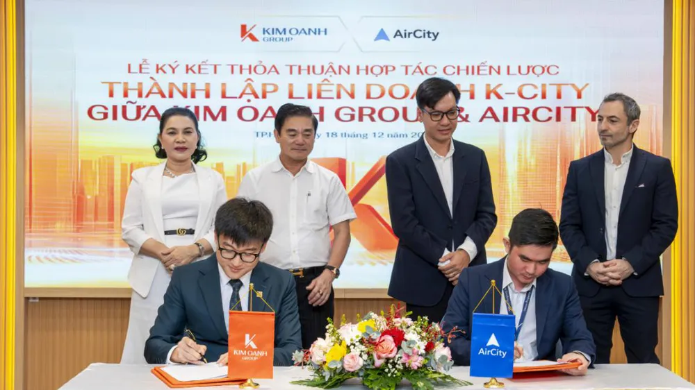 Đại diện Kim Oanh Group và AirCity thực hiện nghi thức ký kết thỏa thuận hợp tác chiến lược thành lập K-City