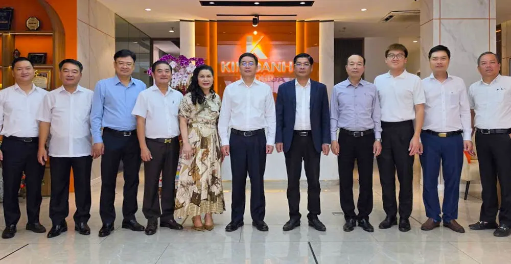 Ông Nguyễn Đình Trung (chính giữa) – Ủy viên Trung ương Đảng, Bí thư Thành ủy TP.Huế, cùng đoàn lãnh đạo TP. Huế ghé thăm trụ sở Kim Oanh Group tại TP.HCM. 