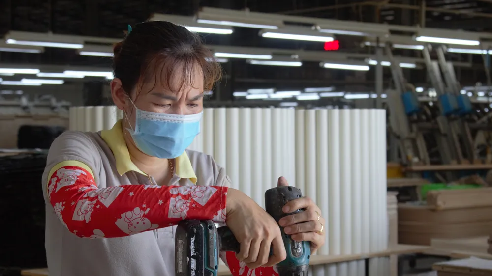 Công nhân Công ty gỗ Minh Phát (TP Thuận An, tỉnh Bình Dương) thao tác những công đoạn cuối trước khi đóng gói sản phẩm