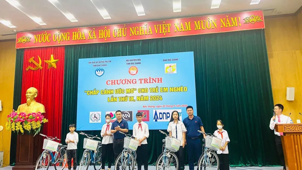Saigon Co.op trao tặng xe đạp cho học sinh hiếu học có hoàn cảnh khó khăn ở Bắc Giang