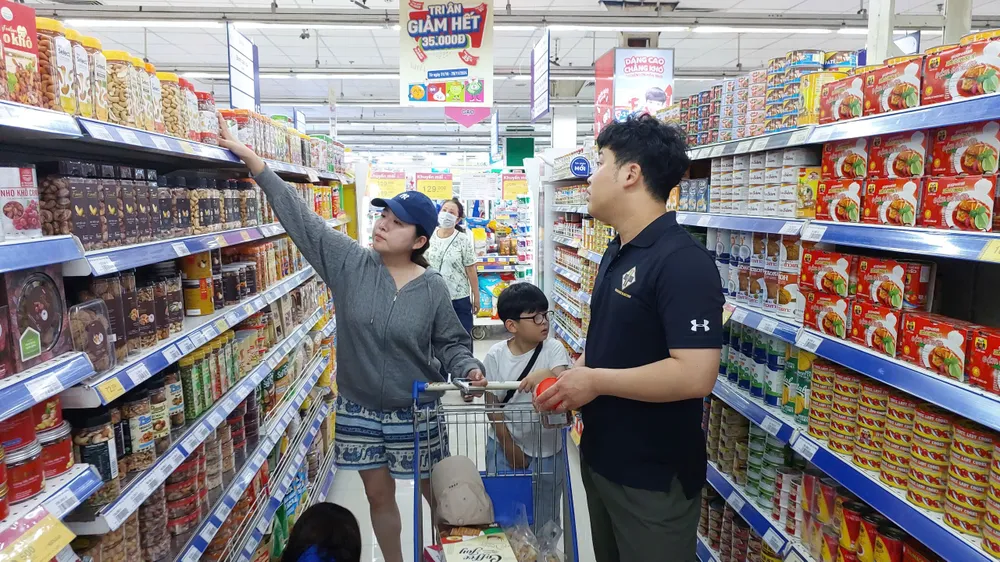 Hàng hóa phục vụ mùa tết được đưa lên kệ siêu thị khá sớm