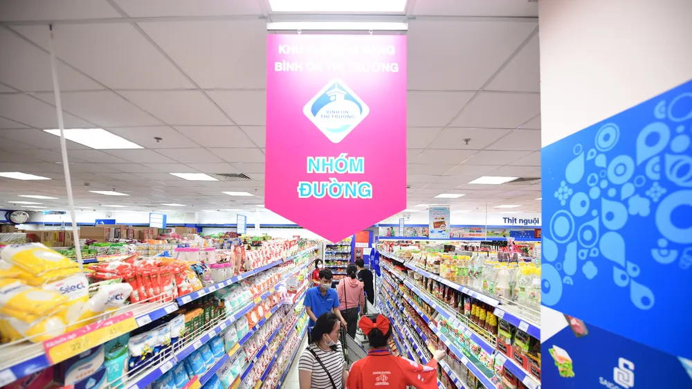 Người dân mua sắm tại siêu thị Co.op mart, TPHCM