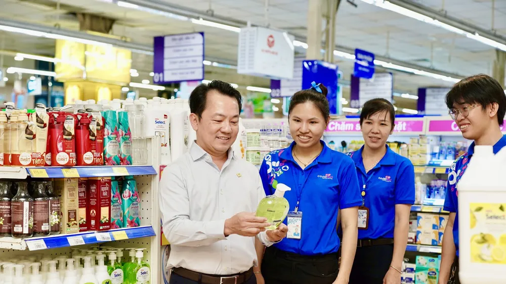 Ông Nguyễn Anh Đức, Tổng giám đốc Saigon Co.op kiểm tra hàng hóa tại siêu thị Co.opmart