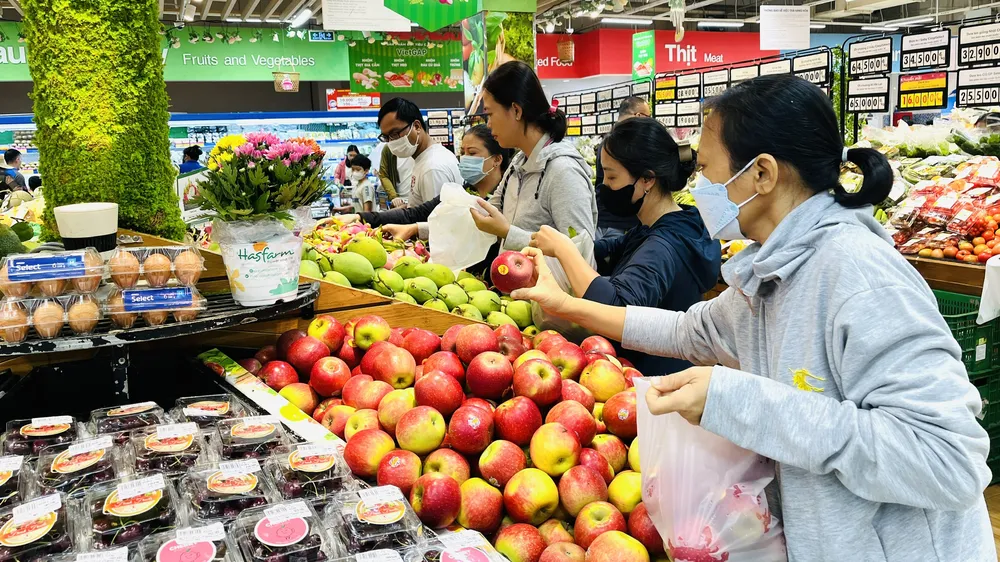 Khách hàng chọn mua trái cây tại siêu thị Co.opmart ở TPHCM
