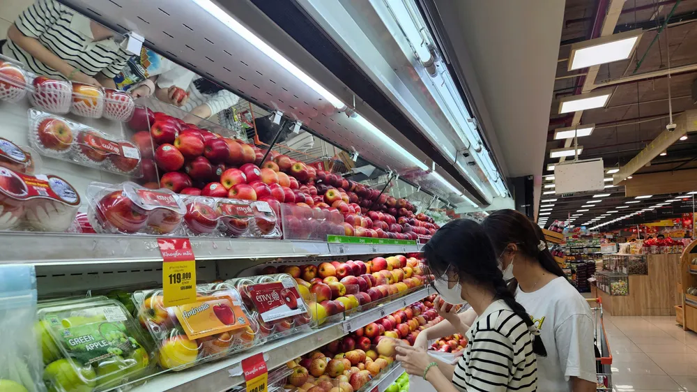 Người tiêu dùng chọn mua sản phẩm giải nhiệt tại Co.opXtra đường Phạm Văn Đồng (TP Thủ Đức, TPHCM) 