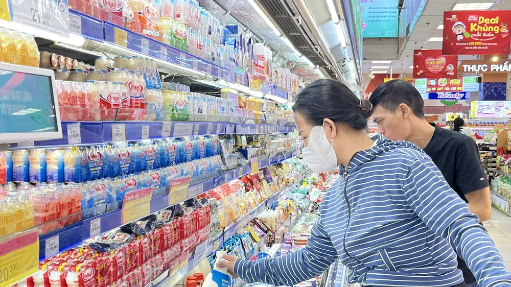 Khách hàng chọn mua sữa tại siêu thị 