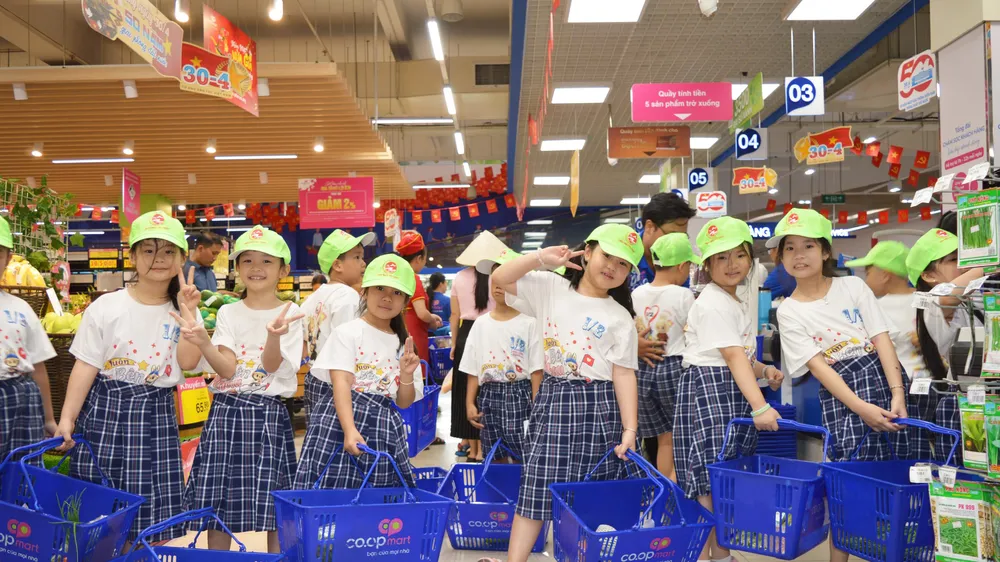 Học sinh Trường Tiểu học Chi Lăng (quận Gò Vấp, TPHCM) trải nghiệm mua sắm tại siêu thị