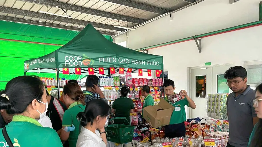 “Phiên chợ hạnh phúc” đến với công nhân lao động