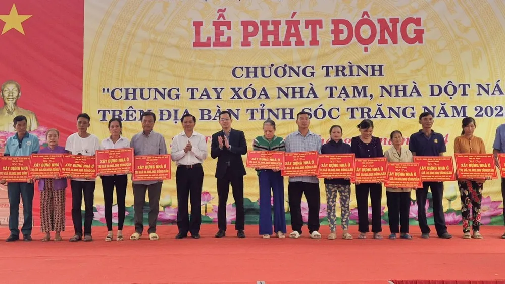 Lãnh đạo tỉnh Sóc Trăng trao hỗ trợ nhà ở cho người dân