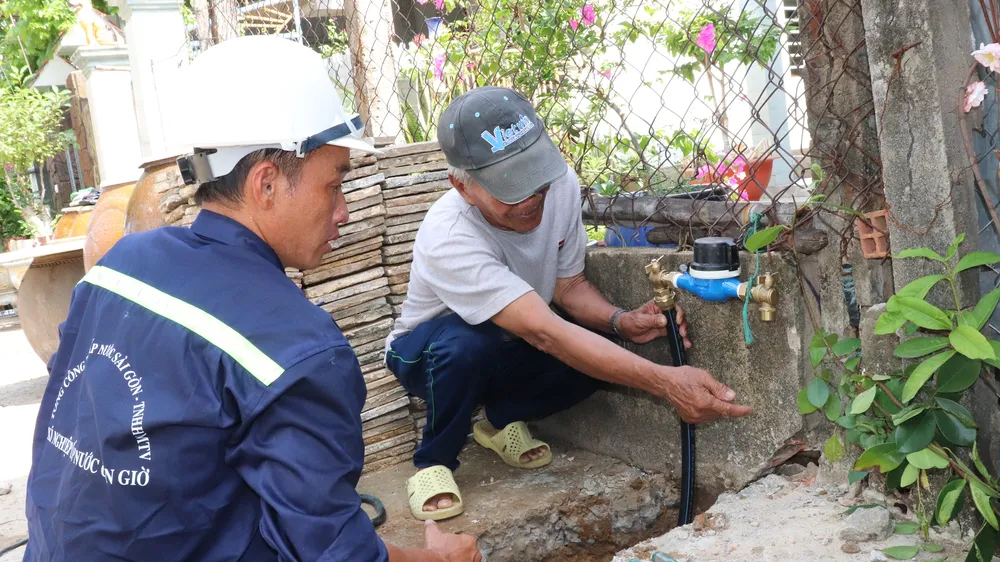 Đồng hồ nước được kéo đến nhà người dân ở huyện Cần Giờ, TPHCM
