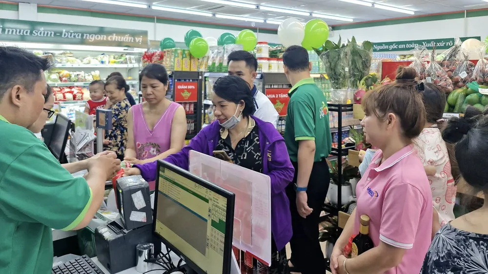 Cửa hàng Co.op Lux Garden (TPHCM) thu hút khách mua sắm khi vừa khai trương