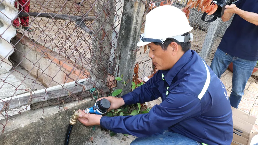 Gắn mới đồng hồ nước đến nhà người dân ở xã An Thới Đông, TPHCM
