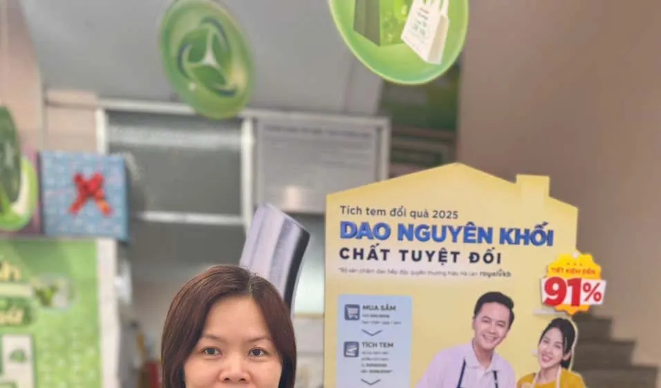 Khách hàng hào hứng với chương trình “Tích tem đổi quà”