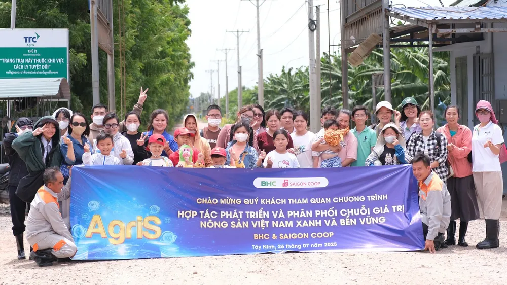 Khách hàng Saigon Co.op tham quan vùng nguyên liệu của BHC tại tỉnh Tây Ninh