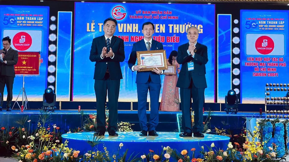 Ông Vũ Anh Khoa, Bí thư Đảng ủy, Chủ tịch HĐQT Saigon Co.op, nhận bằng khen của UBND TPHCM