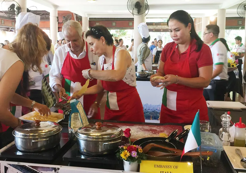 Đại sứ Italy tại Việt Nam Cecilia Piccioni cùng phu quân (giữa) tham gia chương trình
